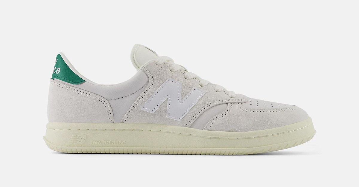 Der New Balance T500 "Sea Salt/Nori" ist ein zeitloser Tennisschuh